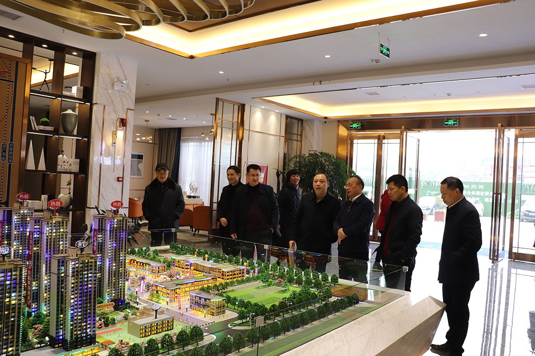 参观营销中心1.JPG