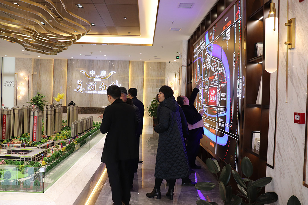 参观营销中心2.JPG